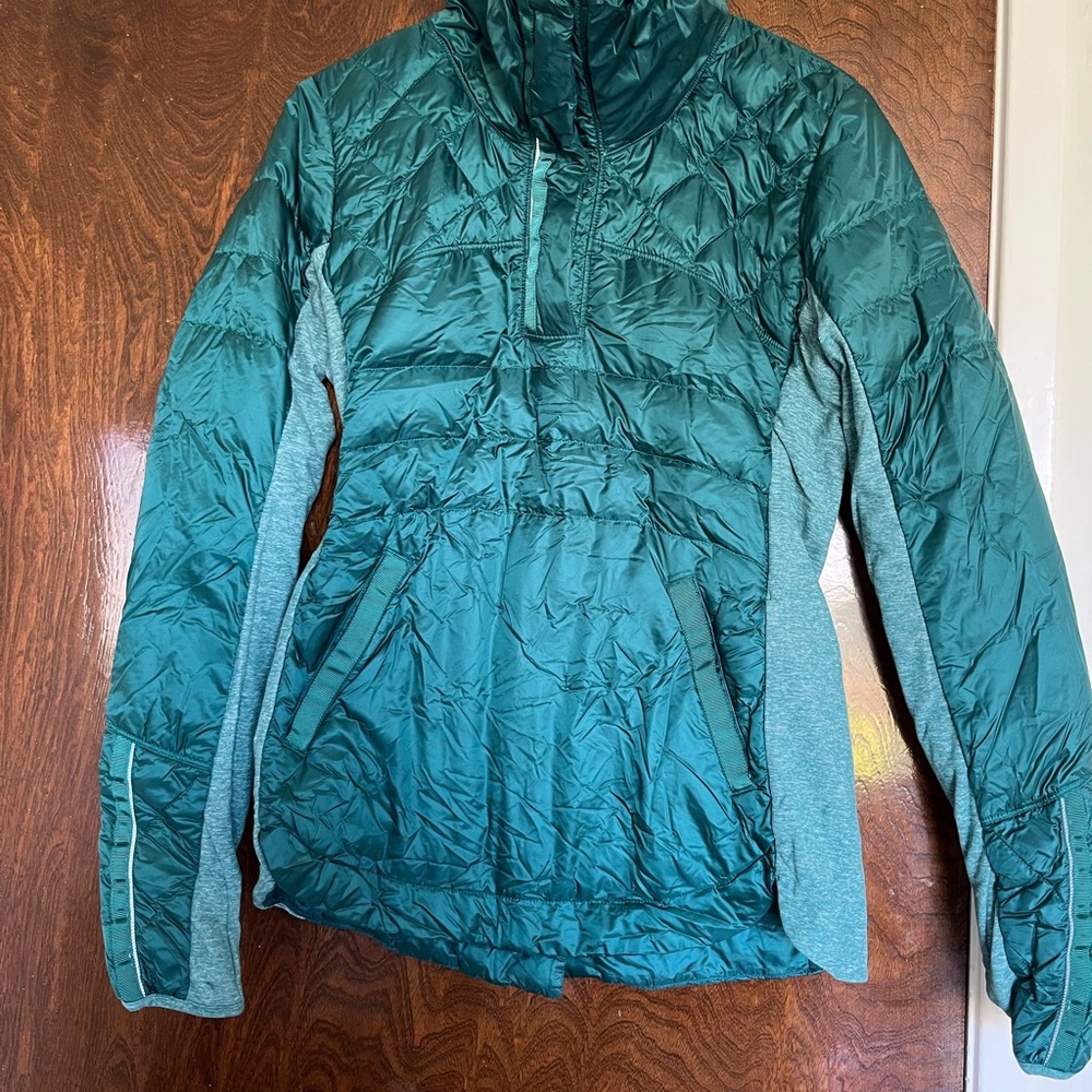 Lululemon Athletica Green Puffer Jacket with Quilted Design